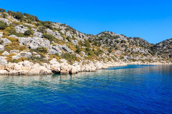 Türkiye 'nin Antalya ilinin Demre ilçesi yakınlarındaki Taurus dağları ve Akdeniz manzarası