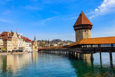 İsviçre 'nin Lucerne şehrinde Reuss Nehri' ni kapsayan şapel köprüsü.