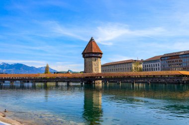 İsviçre 'nin Lucerne şehrinde Reuss Nehri' ni kapsayan şapel köprüsü.
