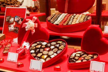 Kalp şeklinde çikolata kutuları. Sevgililer Günü konsepti