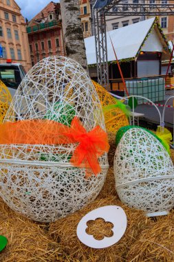 Çek Cumhuriyeti Prag 'daki eski kasaba meydanında Paskalya süslemesi