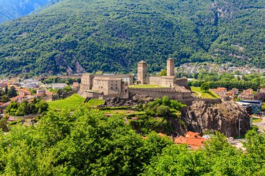 İsviçre Bellinzona 'daki Castelgrande kalesi. Unesco Dünya Mirası