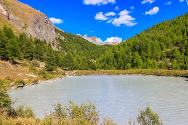 İsviçre 'nin Zermatt kentindeki Five Lakes Trail' deki Moosjisee Gölü ve İsviçre Alpleri manzarası
