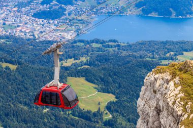 İsviçre, Lucerne Kantonu 'ndaki Pilatus Dağı' nın tepesine giden teleferik.