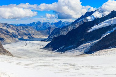 İsviçre 'nin Valais Kantonu' ndaki Alpler ve UNESCO mirasının en büyük buzulu olan Büyük Aletsch Buzulu manzarası