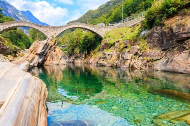 Lavertezzo, Verzasca Vadisi, Ticino Kantonu, İsviçre 'deki Verzasca nehrinin temiz suları üzerinde antik çift kemerli Roma köprüsü (Ponte dei Salti)