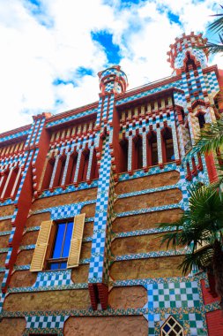İspanya, Barselona 'daki Casa Vicens cephesi. Antoni Gaudi 'nin ilk başyapıtı. 1883 ve 1885 yılları arasında inşa edilmiş.