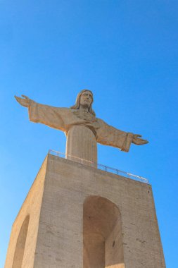 Portekiz 'in Almada şehrinde yer alan Lizbon şehrine bakan İsa' nın Sığınağı (Cristo Rei)