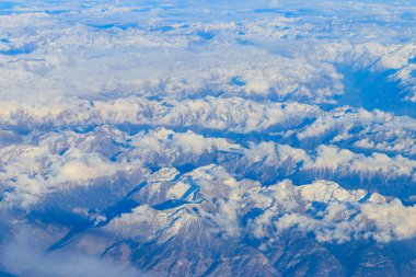 İsviçre Alpleri 'nin uçaktan karla kaplı görüntüsü
