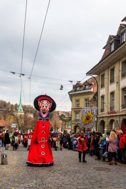 Bern, İsviçre - 24 Şubat 2023: Bern, İsviçre 'deki Bern karnavalında insanlar yürüyüş ve enstrüman çalıyorlar
