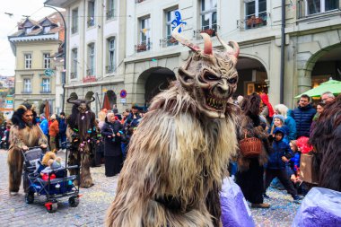 Bern, İsviçre - 25 Şubat 2023: Bern, İsviçre 'deki Bern karnavalında insanlar yürüyüş ve enstrüman çalıyorlar