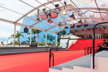 Cannes, Fransa - 17 Mayıs 2023: Fransa 'nın Cannes şehrinde düzenlenen 76. Uluslararası Film Festivali sırasında Palais des Festival Sarayı' ndaki kırmızı halı merdiveni (Festivaller ve Cannes Kongresi)