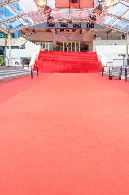 Cannes, Fransa - 17 Mayıs 2023: Fransa 'nın Cannes şehrinde düzenlenen 76. Uluslararası Film Festivali sırasında Palais des Festival Sarayı' ndaki kırmızı halı merdiveni (Festivaller ve Cannes Kongresi)