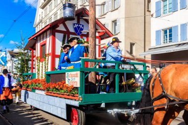 Zürih, İsviçre - 15 Nisan 2024: İsviçre 'nin Zürih kentinde geleneksel bahar festivali