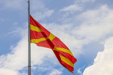 Kuzey Makedonya bayrağı mavi gökyüzüne karşı