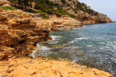 Fransa 'nın güneyinde Marsilya ve Cassis arasında Akdeniz kıyısındaki Calanque de Morgiou manzarası