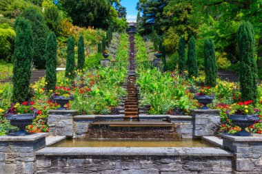 Almanya, Constance Gölü 'ndeki Mainau adasındaki İtalyan çiçek suyu merdivenleri.