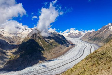 İsviçre 'nin Valais kantonundaki Büyük Aletsch Buzulu manzarası