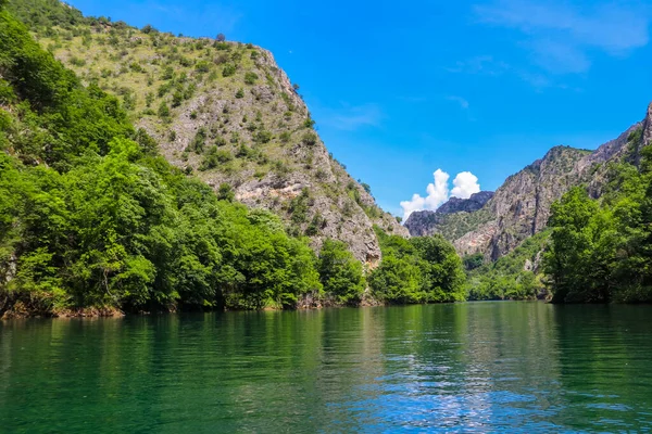 Makedonya 'nın kuzeyindeki Üsküp yakınlarındaki Matka kanyonu manzarası