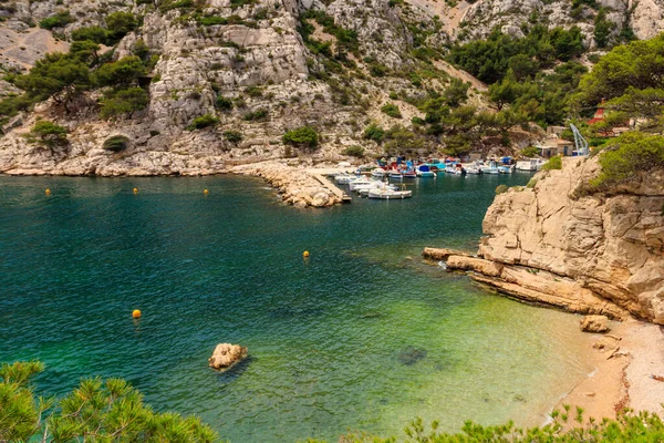 Fransa 'nın güneyinde Marsilya ve Cassis arasında Akdeniz kıyısındaki Calanque de Morgiou manzarası