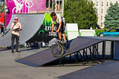 Kremenchug, Ukrayna - 5 Haziran 2017: Aşırı Bmx sürücüsü kask skatepark rekabet içinde. Kimliği belirsiz Bmx sürücüsü festival aşırı bölge üzerinde hile yapmak