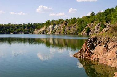 Terk edilmiş taş ocağında göl
