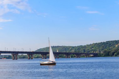 Beyaz modern yelkenli Kiev, Ukrayna 'da Dinyeper nehrinde yol alıyor.