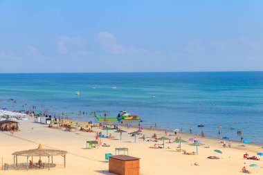 Lazurne, Ukrayna - 18 Temmuz 2020: Lazurne, Ukrayna 'daki Karadeniz plajına bakın. Yukarıdan görüntüle