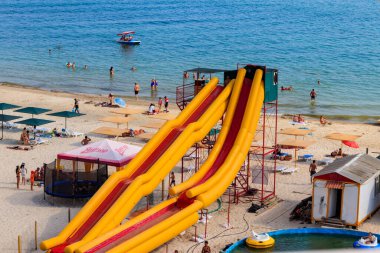 Lazurne, Ukrayna - 18 Temmuz 2020: Lazurne, Ukrayna 'da Karadeniz kıyısında şişme su kaydırağı