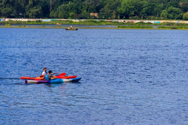 Kiev, Ukrayna - 28 Haziran 2020: Kiev, Ukrayna 'daki Dinyeper nehrinde kayak