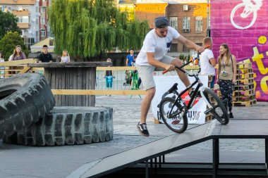 Kremenchug, Ukrayna - 5 Haziran 2017: Aşırı Bmx sürücüsü kask skatepark rekabet içinde. Kimliği belirsiz Bmx sürücüsü festival aşırı bölge üzerinde hile yapmak