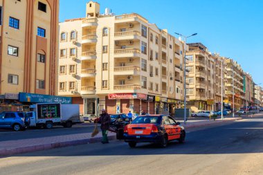 Hurghada, Mısır - 6 Aralık 2018: Hurghada, Mısır'da bir şehir caddesinde Mısır taksisi