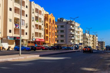 Hurghada, Mısır - 6 Aralık 2018: Hurghada, Mısır 'da bir şehir caddesinde trafik