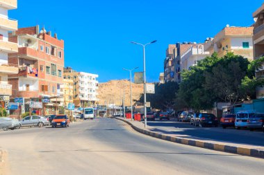 Hurghada, Mısır - 9 Aralık 2018: Hurghada, Mısır 'da bir şehir caddesinde trafik
