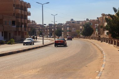 Hurghada, Mısır - 9 Aralık 2018: Hurghada, Mısır 'da bir şehir caddesinde trafik