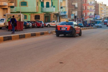 Hurghada, Mısır - 9 Aralık 2018: Mısır taksisi Hurghada, Mısır 'da bir şehir caddesinde