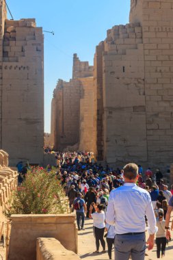 Luxor, Mısır - 11 Aralık 2018: Lüksemburg, Mısır 'daki antik Karnak Tapınağı Kompleksi' nin girişinde bilinmeyen insanlar
