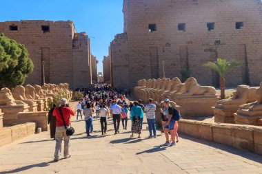 Luxor, Mısır - 11 Aralık 2018: Lüksemburg, Mısır 'daki antik Karnak Tapınağı Kompleksi' nin girişinde bilinmeyen insanlar