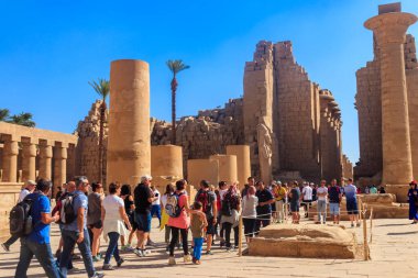 Luxor, Mısır - 11 Aralık 2018: Kimliği belirsiz insanlar Lüksör, Mısır 'daki antik Karnak Tapınağı Kompleksini ziyaret ediyorlar