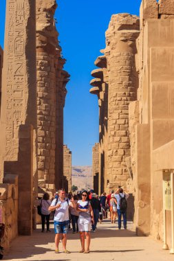 Lüksör, Mısır - 11 Aralık 2018: Mısır 'ın Lüksemburg kentindeki Karnak tapınağındaki Büyük Hypostyle Salonunu ziyaret eden tanımlanamayan insanlar