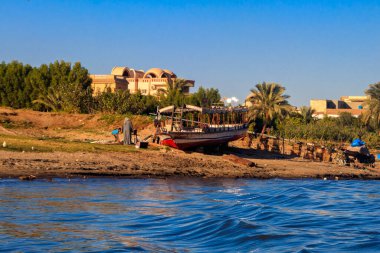 Luxor, Mısır - 11 Aralık 2018: Mısırlı işçiler Nil Nehri kıyısındaki eski bir tekneyi tamir ettiler
