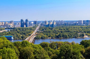 Ukrayna Kiev 'deki Metro Köprüsü ve Dinyeper Nehri' nin havadan görüntüsü. Kyiv şehir manzarası