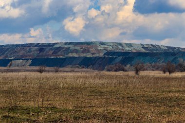 Demir cevheri yığınlarının manzarası. Madencilik endüstrisi