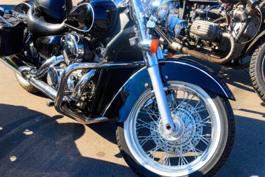 Modern motosiklet şehir caddesinde park edilmiş.