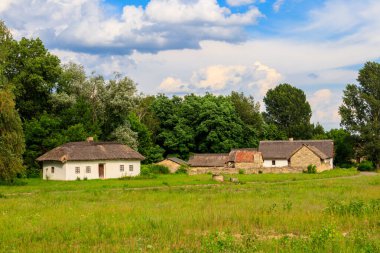 Ukrayna 'nın Kiev kenti yakınlarındaki Pirohiv (Pirogovo) köyündeki Ukrayna Halk Mimarisi ve Halk Yolları Açık Hava Müzesi manzarası
