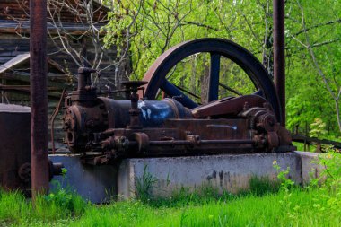 Ukrayna 'nın Pereyaslav kentindeki Açık Hava Halk Mimarisi ve Ortanca Naddnipryanschina Halk Yolları Müzesi' nde buharlı eski bir harman makinesi.