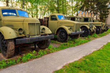 Ukrayna 'nın Pereyaslav kentindeki Açık Hava Halk Mimarisi ve Ortanca Naddnipryanschina Halk Yolları Müzesinde paslı Sovyet retro kamyonları