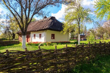 Ukrayna 'nın Pereyaslav kentindeki Açık Hava Halk Mimarisi ve Ortanca Naddnipryanschina Halk Yolları Müzesi' ndeki antik Ukrayna kırsal evi.