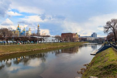 Ukrayna 'nın başkenti Kharkov' da Aracı (Pokrovsky) Manastırı ve Lopan Nehri