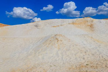 Beyaz kum tepelerinin manzarası